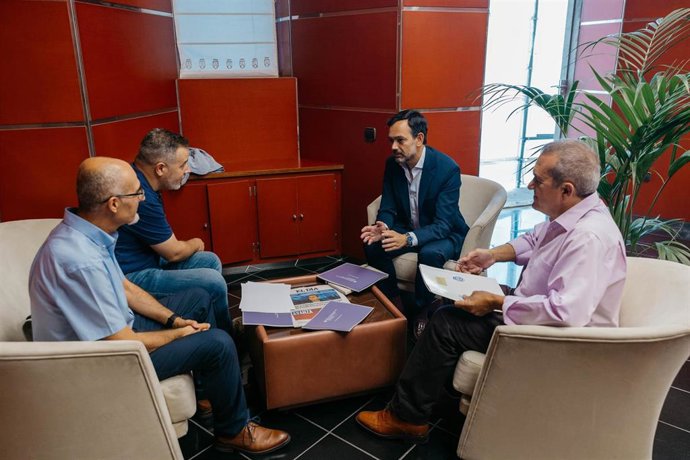 El vicepresidente y consejero de Turismo, Lope Afonso, y el consejero de Sector Primario, Valentín González, se reúnen con el director y subdirector de la Cátedra Agroturismo y Enoturismo de la ULL, José González y Gabriel Santos