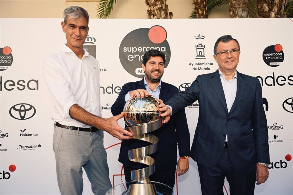 López Miras, en el centro, durante la presentación de la Supercopa de baloncesto, junto al alcalde de Murcia, José Ballesta, a la derecha de la imagen