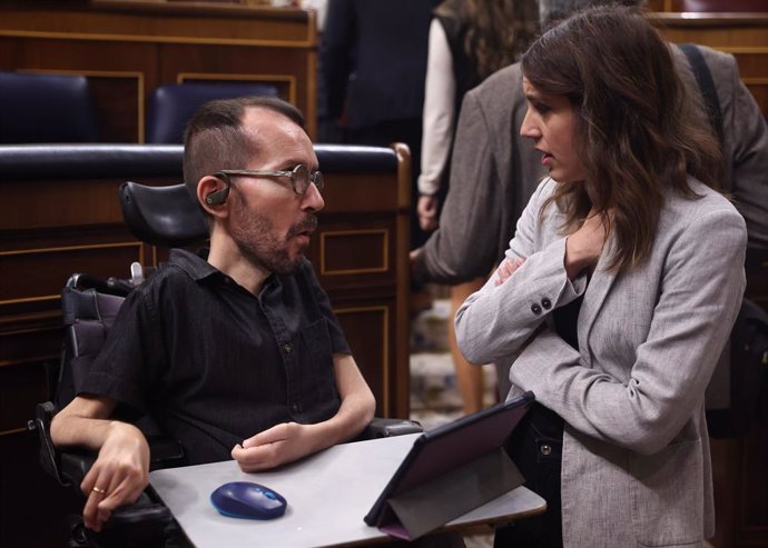 Archivo - El portavoz de Unidas Podemos en el Congreso, Pablo Echenique y la ministra de Igualdad, Irene Montero, conversan durante una sesión de control al Gobierno, a 28 de septiembre de 2022, en Madrid (España). 