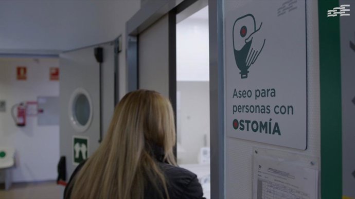 Forman a pacientes mediante talleres sobre cómo vivir con una ostomía.