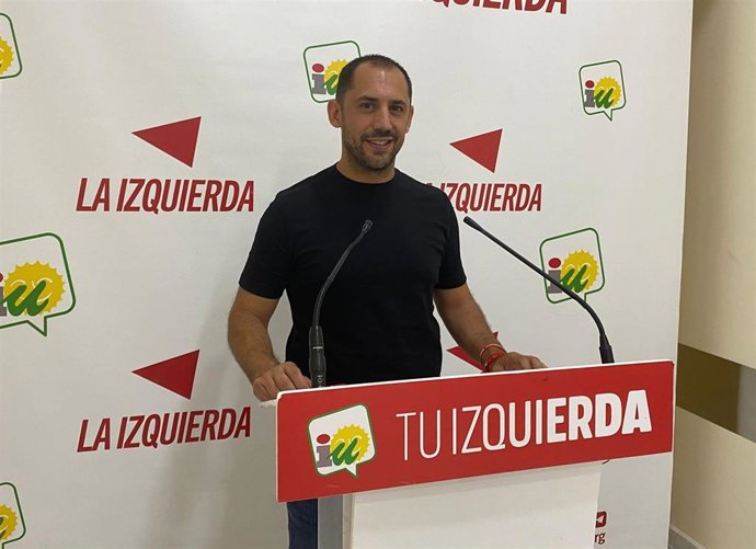 El coordinador provincial de IU en Córdoba, Sebastián Pérez, en la sede de su partido.