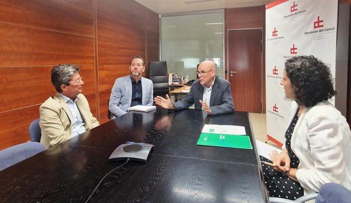 Representantes de la Asociación Española Contra el Cáncer (AECC) de Tenerife y Gran Canaria se han reunido con el Diputado del Común, Rafael Yanes; la adjunta segunda, Milagros Fuentes; y los asesores de la Institución