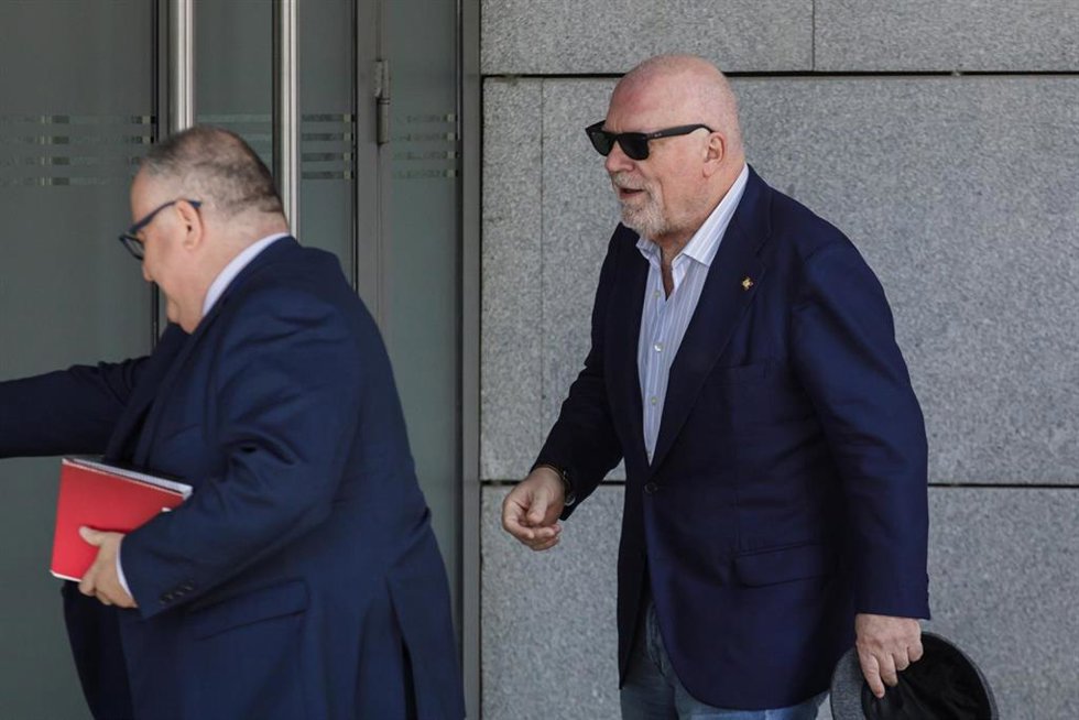 Archivo - El comisario jubilado José Manuel Villarejo y su abogado, Antonio José García Cabrera acuden a la Audiencia Nacional, a 19 de abril de 2023, en Madrid (España). 