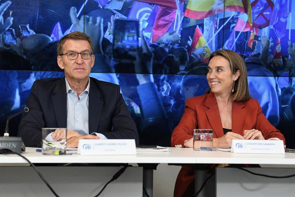 El presidente del Partido Popular y candidato a la presidencia del Gobierno, Alberto Núñez Feijóo, y la secretaria general del Partido Popular, Cuca Gamarra, durante la reunión de la Junta Directiva Nacional del Partido Popular tras las elecciones gener