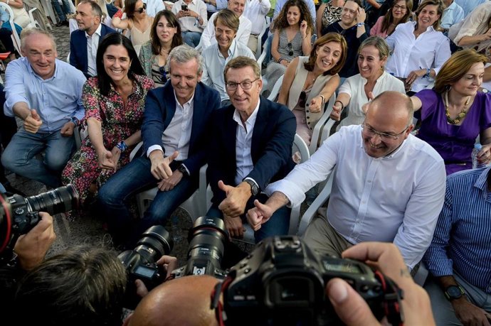 Rueda y Feijóo, con otros dirigentes populares, en el acto de cierre de campaña en A Coruña.