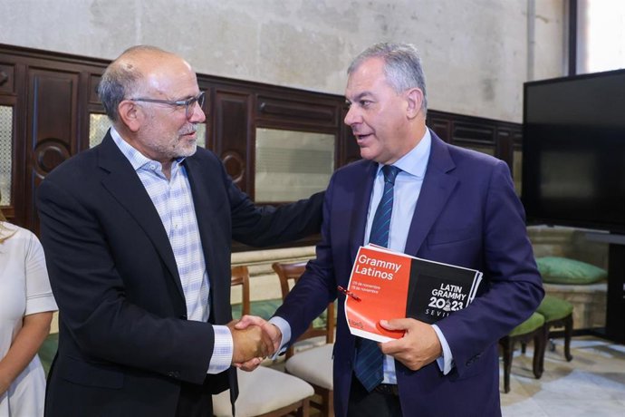 El alcalde de Sevilla, el 'popular' José Luis Sanz, se ha reunido este miércoles en el Ayuntamiento hispalense con Manuel Abud, CEO de la Academia Latina de la Grabación.