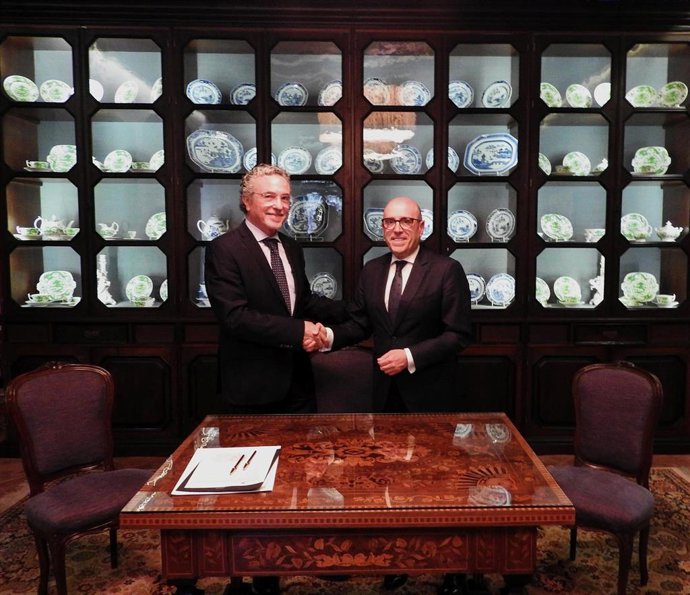 Blas García y Joseba Barrena se dan la mano tras la firma del acuerdo.