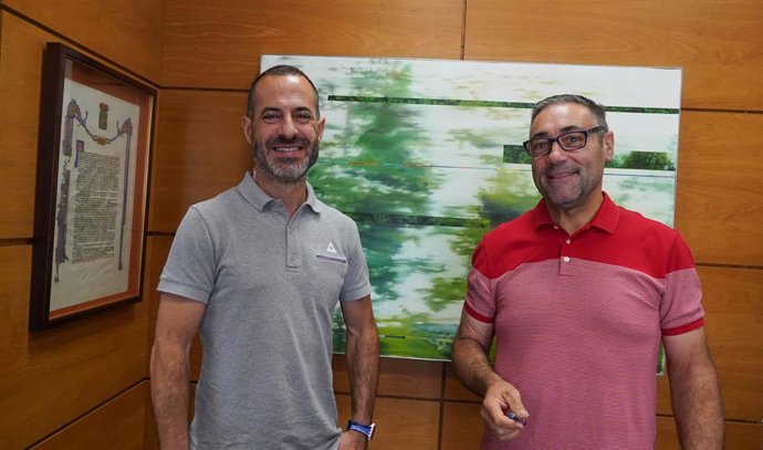 El alcalde de Siero, Ángel García, y el concejal de Abastecimiento de Agua y Saneamiento, Pergentino Martínez.