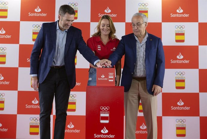 Felipe Martín, Mireia Belmonte y Alejandro Blanco pulsan el botón de la cuenta atrás de un año para París 2024