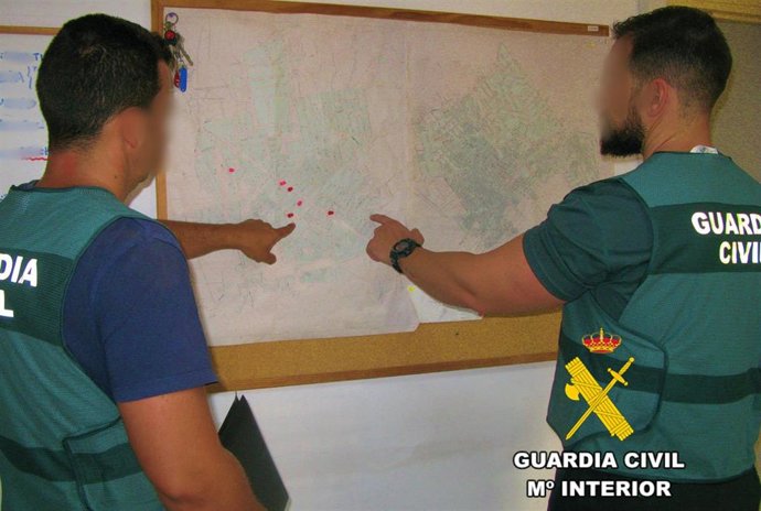 Dos agentes de la Guardia Civil señalan un callejero de Níjar (Almería).