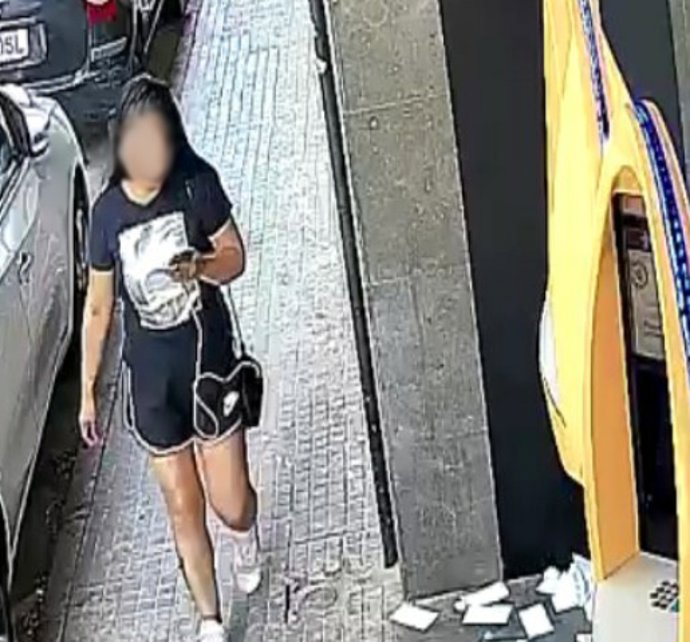 La presunta autora en una imagen de videovigilancia de un cajero automático en Granollers (Barcelona).