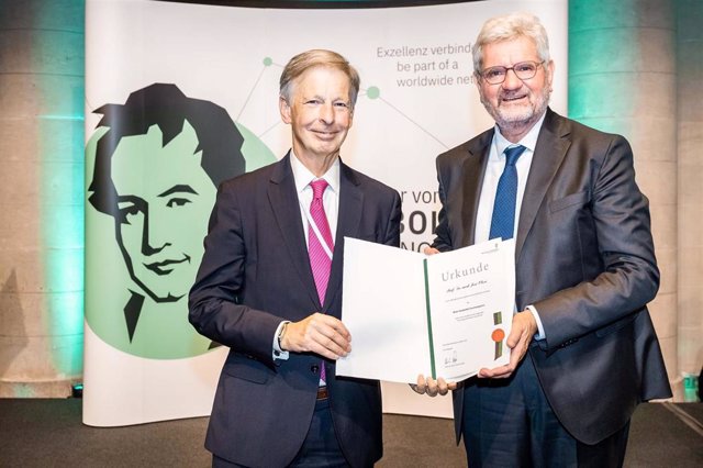 El doctor José Obeso recibe el Alexander Von Humboldt-J. C. Mutis Research Award.