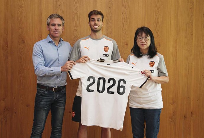 El delantero Alberto Marí renueva con el Valencia CF hasta 2026