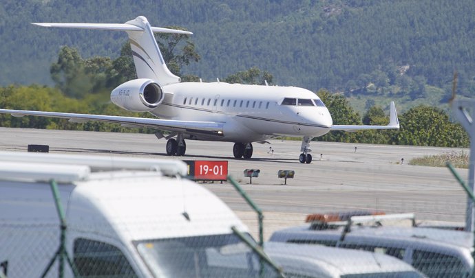 Vista del avión donde ha aterrizado el Rey emérito en el aeropuerto de Vigo, a 26 de julio de 2023, en Vigo, Pontevedra, Galicia (España)
