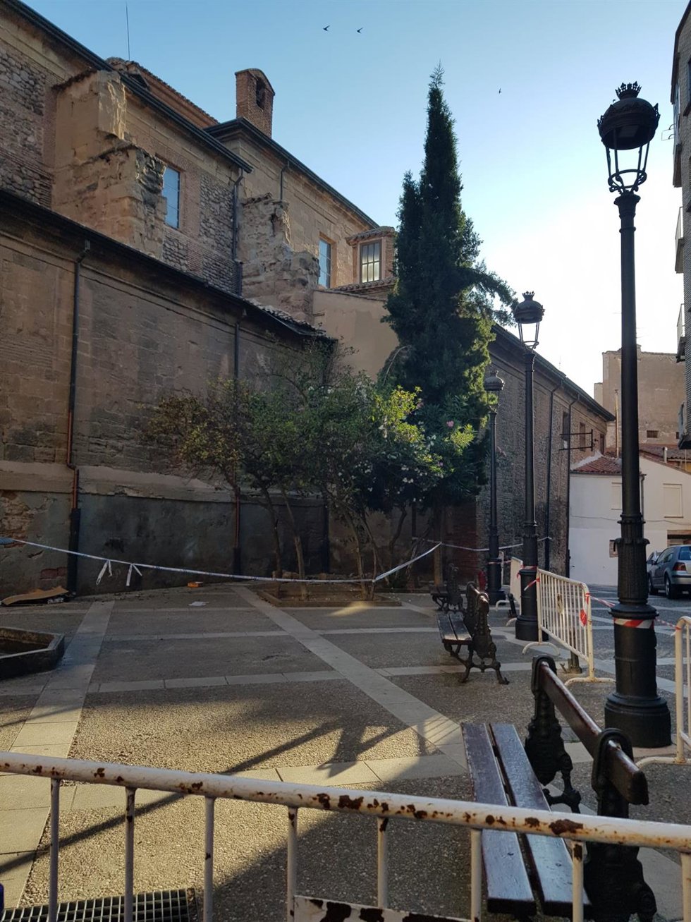 La plaza de la calle Pastelería de Calahorra permanece cortada por seguridad por un desprendimiento en la iglesia