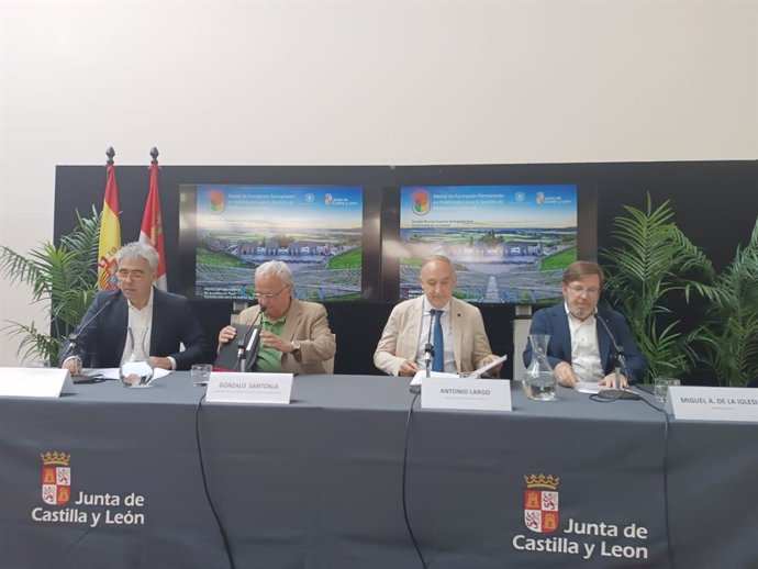 El consejero de Cultura, Turismo y Deporte, Gonzalo Santonja y el rector de la Universidad de Valladolid, Antonio Largo; junto al profesor de Proyectos Arquitectónicos de la UVA y director del Máster, Miguel Ángel de la Iglesia