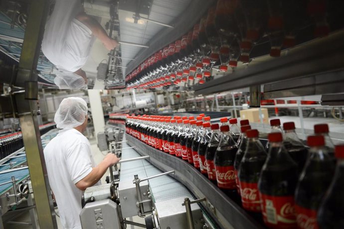 Archivo - FILED - 21 August 2013, Brandenburg, Genshagen: An employee observes the production line at the bottling plant of Coca-Cola in Genshagen. Photo: Jens Kalaene/dpa-Zentralbild/dpa