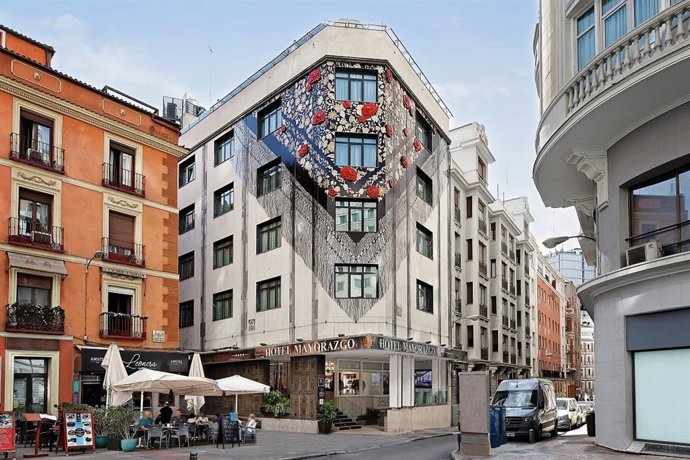 Archivo - El hotel Mayorazgo de Madrid renueva el icónico mantón de Manila que engalana su fachada