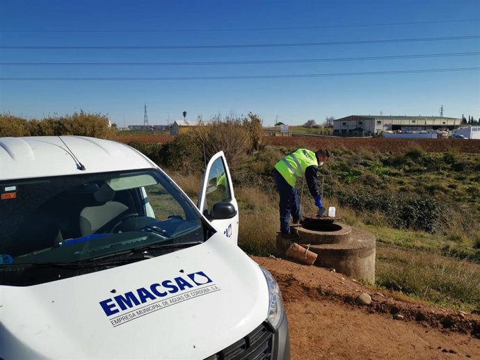 Un operario de Emacsa toma una una muestra de aguas residuales.