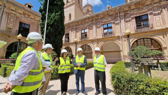 En el centro, María Dolores García, presidenta de la UCAM, y el arquitecto Juan de Dios de la Hoz.