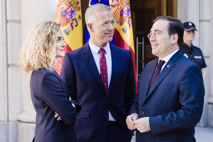 (I-D) La presidenta del Congreso de los Diputados, Meritxel Batet; el presidente del Senado, Ander Gil; y el ministro de Asuntos Exteriores, Unión Europea y Cooperación, José Manuel Albares Bueno;  a su llegada a la decimoquinta sesión de la Asamblea Pa