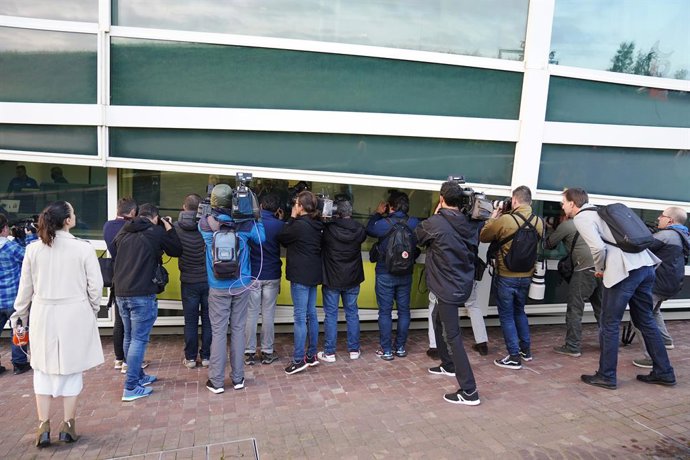 Archivo - Varios periodistas de diferentes medios de comunicación graban la primera jornada del juicio por el accidente ferroviario de Alvia, en la Cidade de la Cultura de Santiago de Compostela, a 5 de octubre de 2022, en Santiago de Compostela, A Coru