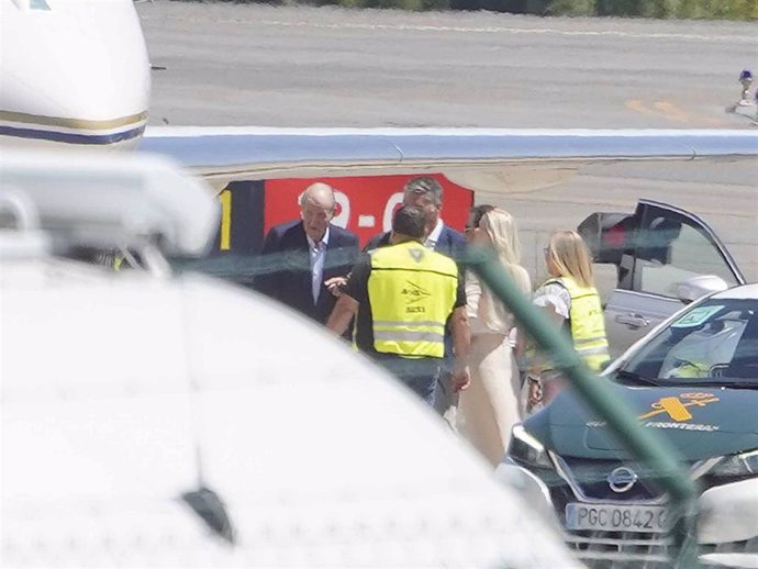 El Rey emérito a su llegada al aeropuerto de Vigo, a 26 de julio de 2023, en Vigo, Pontevedra, Galicia (España).