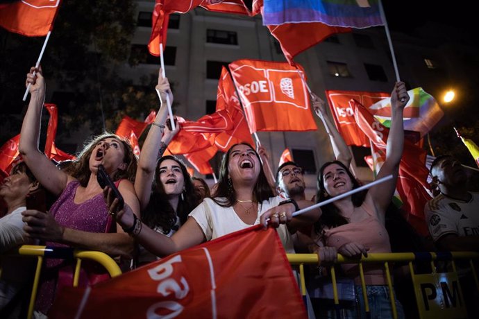 Simpatizanes del PSOE siguen la jornada electoral de los comicios generales frente a la sede del Partido Socialista en la calle Ferraz, a 23 de julio de 2023, en Madrid (España). 