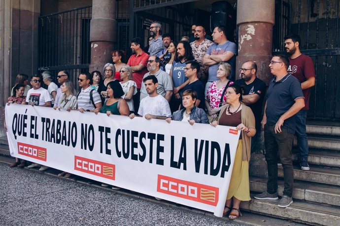 Representantes de CCOO Aragón se concentran, de nuevo, ante su sede para pedir que el trabajo no quite la vida.