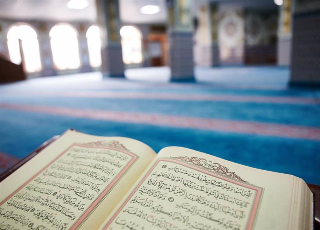 Archivo - Una copia del Corán en una mezquita en Wuppertal, Alemania (archivo)