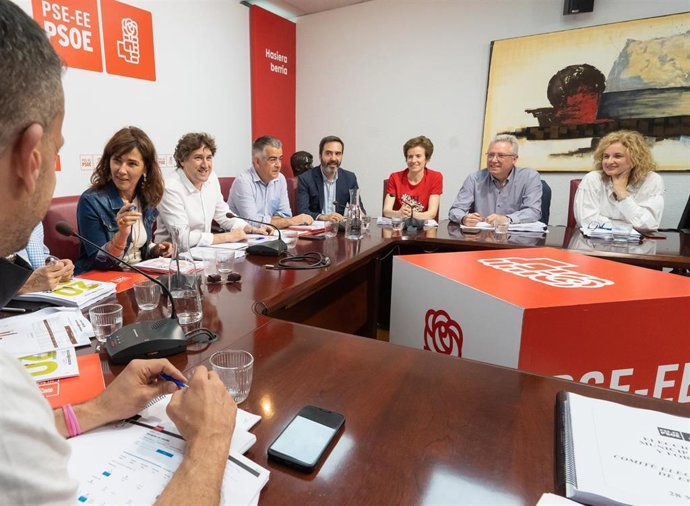 Archivo - El secretario general del PSE-EE, Eneko Andueza, en la reunión de la Comisión Ejecutiva de Euskadi