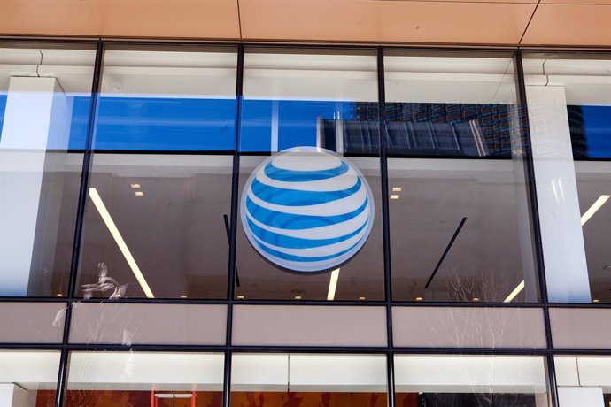 Archivo - Logo de la estadounidense AT&T en una de sus tiendas de Boston.