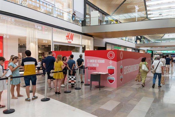 Campaña de donación de sangre en el centro comercial Lagoh en Sevilla.