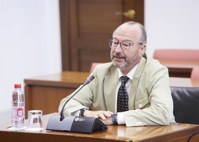 El nuevo senador por designación autonómica Luis Rogelio Rodríguez Comendador comparece en la Comisión Consultiva de Nombramientos, Relaciones con el Defensor del Pueblo y Peticiones.