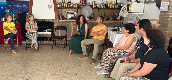 Reunión del portavoz del Grupo Municipal Vox en Coria del Río, José Márquez, y la representante de vecinos de la Barriada Guadalquivir, Rogelia Gómez.