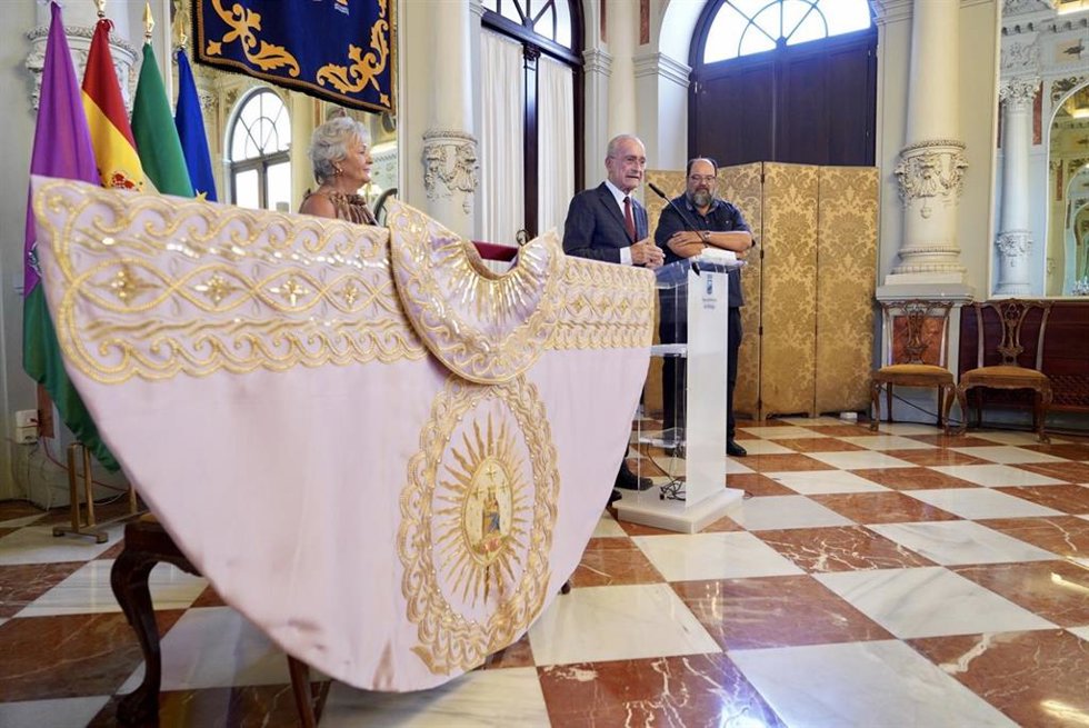 El Ayuntamiento de Málaga presenta el capote de paseo a la mejor faena taurina de la Feria de 2022.