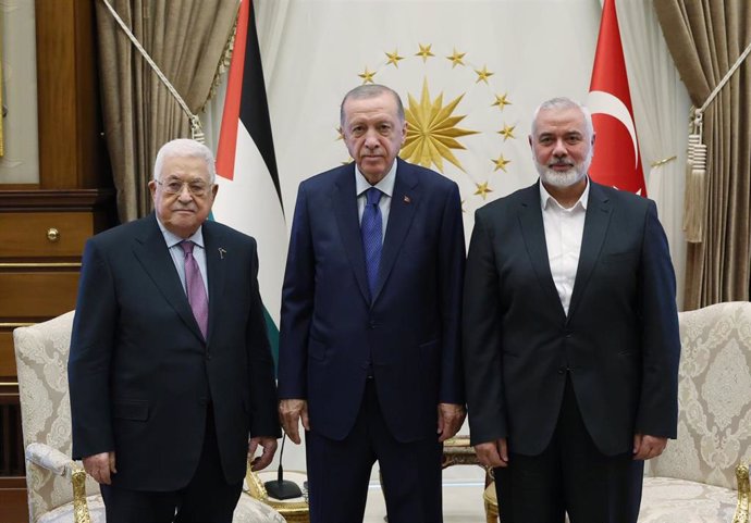 El presidente de Turquía, Recep Tayyip Erdogan (c), durante una reunión con el presidente de la Autoridad Palestina, Mahmud Abbas (i), y el líder del brazo político de Hamás, Ismail Haniye (d)