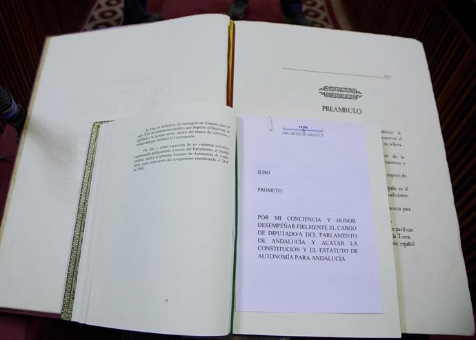 Ejemplares de la Constitución Española y el Estatuto de Autonomía para la toma de posesión de nuevos parlamentarios andaluces.
