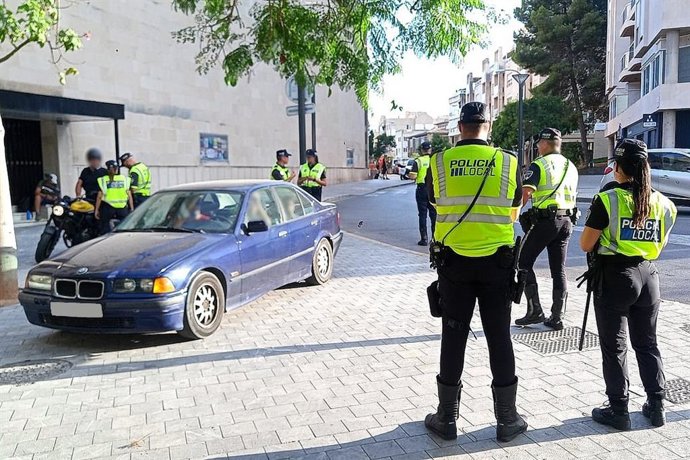 Control de la Policía Local en la calle Federico García Lorca, en Palma.