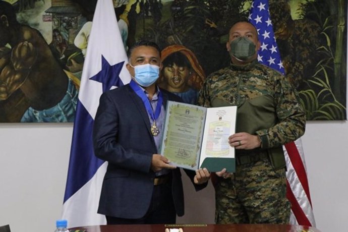 Fernando Plascencia recibe un reconocimiento del Gobierno panameño luego de haberlos asesorado en temas de narcotráfico en sus puertos. Cortesía de Fernando Plascencia.
