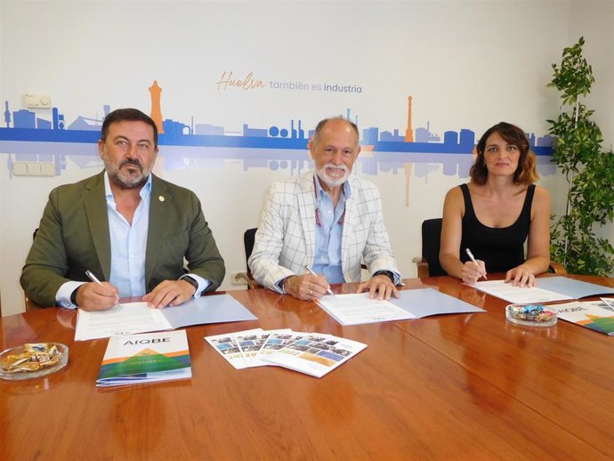 La Asociación de Industrias Químicas, Básicas y Energéticas de Huelva (Aiqbe) y las empresas Health and Safety Outsourcing y Prevención de Incendios Seguridad Aplicada (HSO y Previnsa) han firmado un acuerdo de colaboración.
