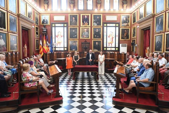 El alcalde de Palma, Jaime Martínez, junto a representantes de asociaciones de personas mayores.