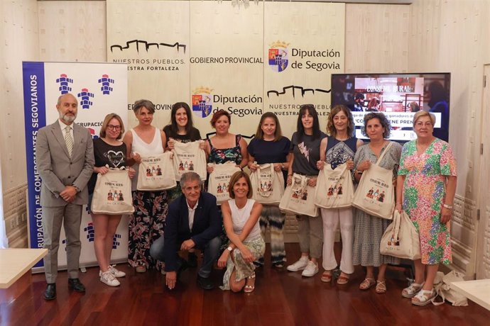 La diputada de Desarrollo Local, Magdalena Rodríguez y el presidente de ACS, Manuel Muñoz (en primer plano), con las ganadoras del concurso 'Consume rural' (Dip Segovia)