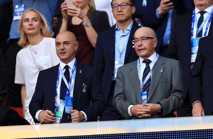 Archivo - 01 June 2019, Spain, Madrid: Tottenham Hotspur owner Daniel Levy and Joe Lewis in the stands during the UEFAChampions League final soccer match between Tottenham Hotspur and Liverpool at Wanda Metropolitano Stadium. Photo: Mike Egerton/PA Wir