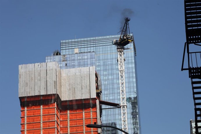 Una grúa de construcción en Nueva York pierde su brazo articulado a causa de un incendio