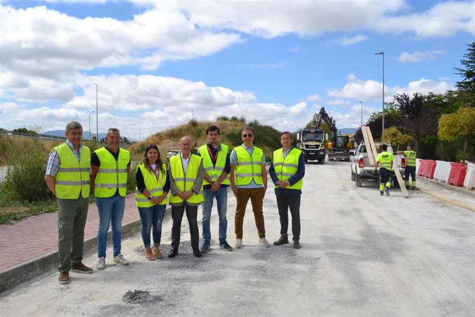 El consejero de Cohesión Territorial, Bernardo Ciriza, y la alcaldesa del Valle de Egüés, Xuriñe Peñas, visitan las obras de renovación del pavimento de travesía Olaz.