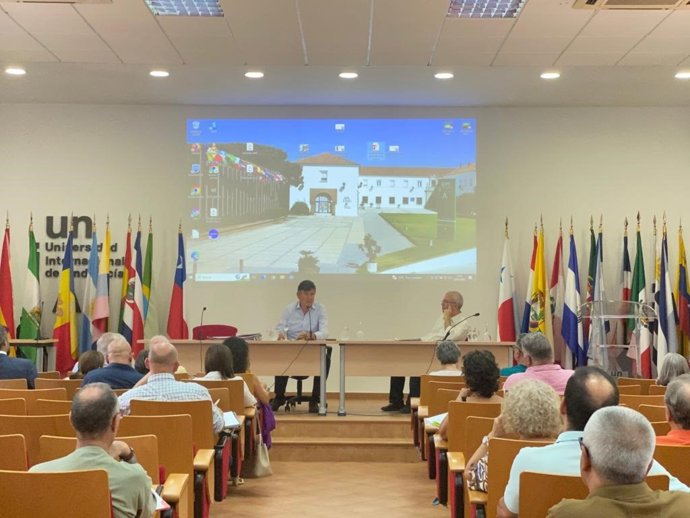 El exministro Manuel Pimentel durante su ponencia en el curso de la UNIA 'La Atlántida: el estado de la cuestión'