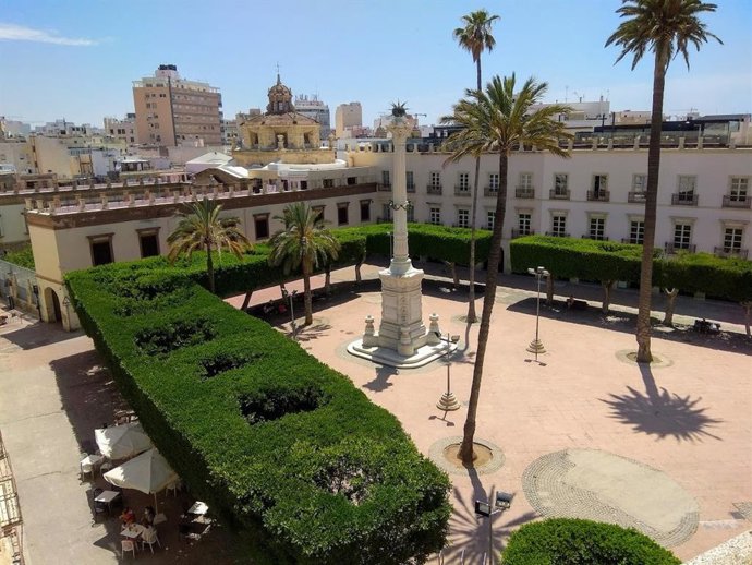 Archivo - El Pingurucho en el centro de la Plaza Vieja de Almería rodeado de ficus.