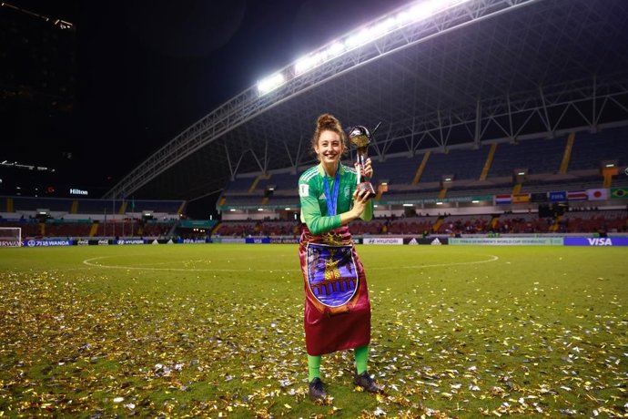 Adriana Nanclares celebra el título del Mundial de Fútbol sub-20 femenino en 2022.
