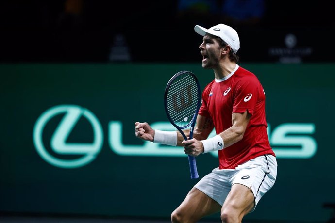 Archivo - El tenista croata Borna Coric celebra un punto durante la Fase Final de la Copa Davis 2022